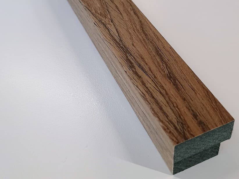 Endstück für Dekorplatte Mikado Walnut 27x2400 aus braunem Holz | IperCeramica
