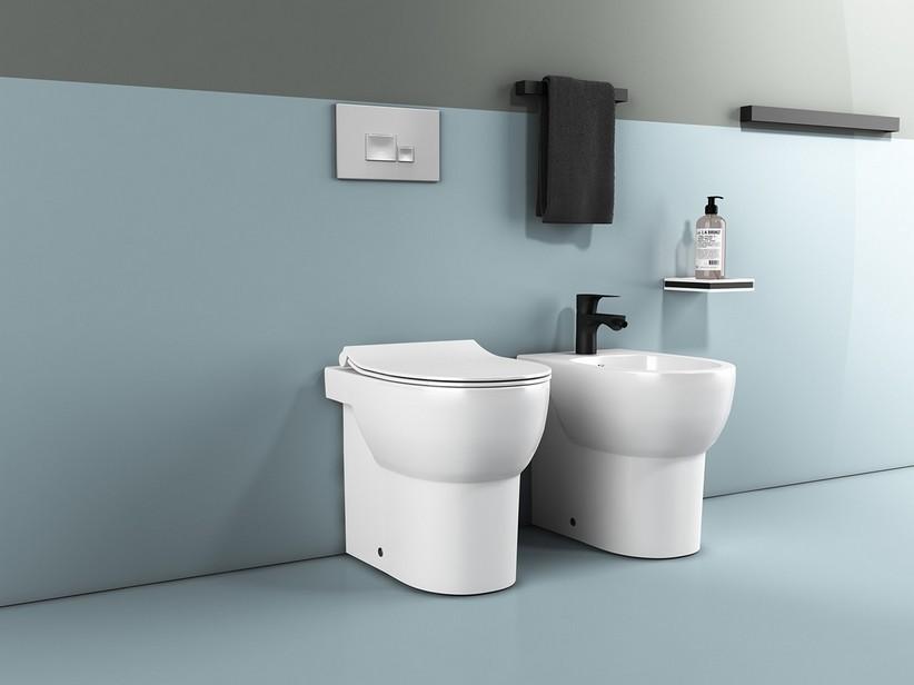 Stand-Badkeramik Wandbündig Astra mit Wc-Sitz Slim Soft-Close Weiß glänzend | IperCeramica