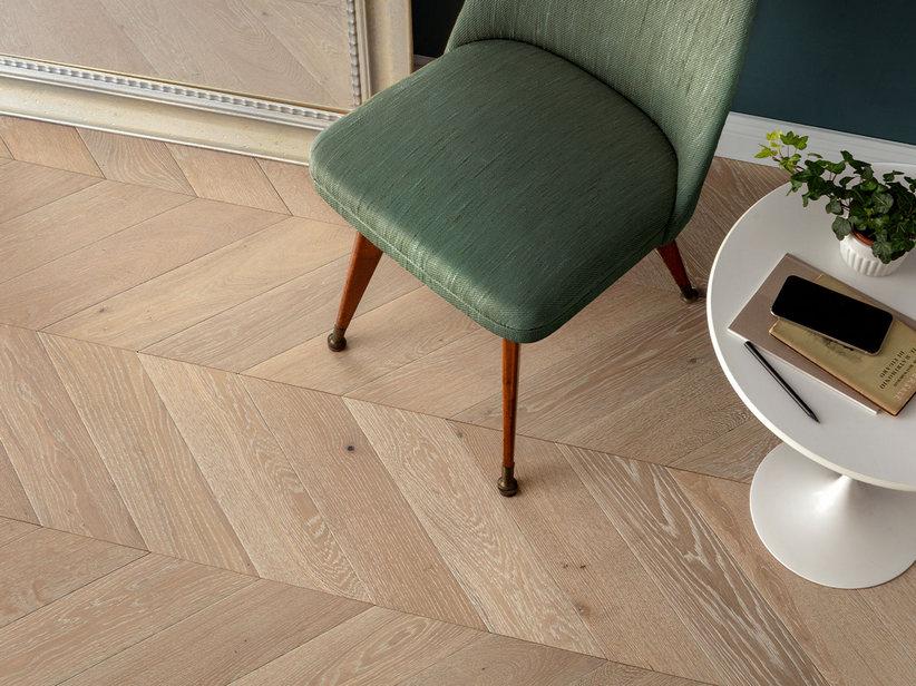 Parquet contrecollé point de Hongrie chêne décapé blanc - Chevron Décapé | IperCeramica