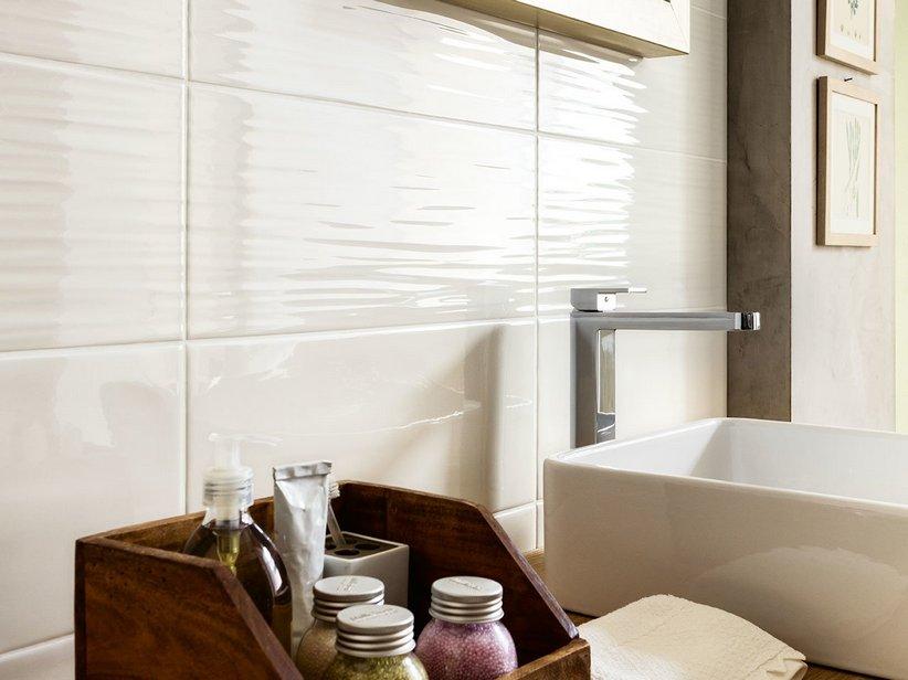 Carrelage Lagoon Wave White 20x50 effet vague 3D blanc brillant | IperCeramica