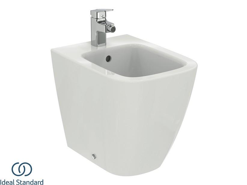 Bidet à poser Ideal Standard® i.Life S adossé au mur blanc | IperCeramica