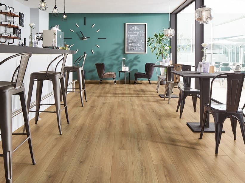 Sol stratifié résistant à l’eau Sand Cantal Oak effet chêne marron AC4 | IperCeramica