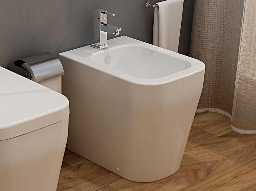 Bidet à poser Wiki adossé au mur blanc brillant | IperCeramica