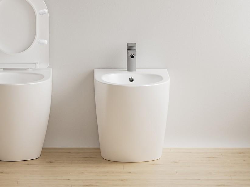Bodenstehendes Wand-Bidet Cardano platzsparend P49 glänzend weiß | IperCeramica Bodenstehendes Wand-Bidet Cardano platzsparend P49 glänzend weiß | IperCeramica