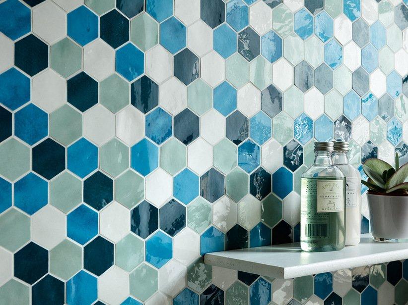 Mosaïque hexagonale Intinta Mix Mare 28,8x33,3 bleu/vert/pétrole/blanc brillant | IperCeramica Mosaïque hexagonale Intinta Mix Mare 28,8x33,3 bleu/vert/pétrole/blanc brillant | IperCeramica