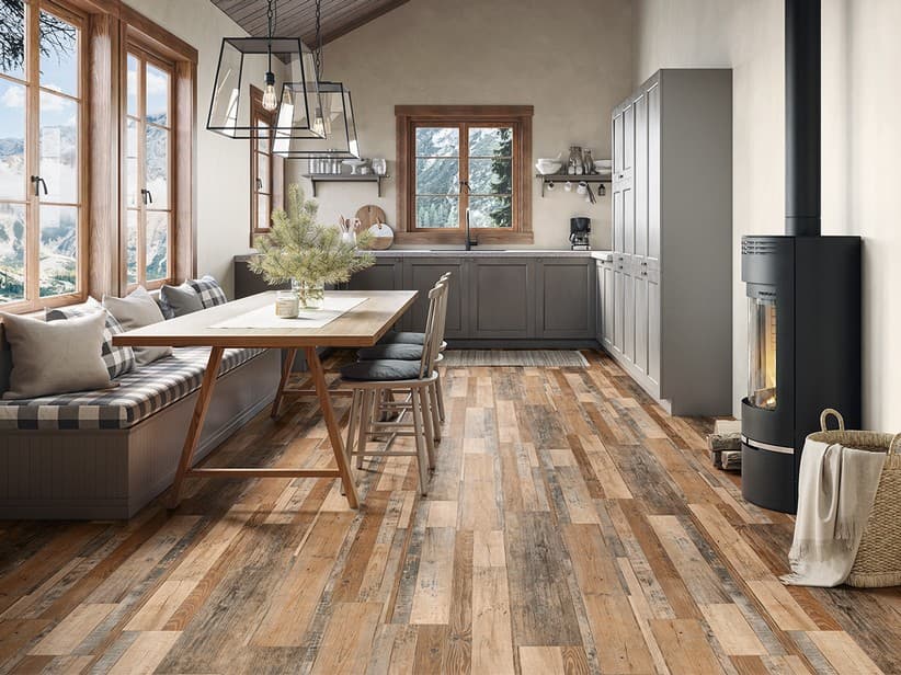 Sol PVC SPC Scrapwood Brown effet bois décapé marron | IperCeramica Sol PVC SPC Scrapwood Brown effet bois décapé marron | IperCeramica