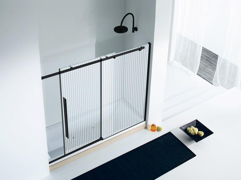 Badewannenaufsatz Velo cm 170 H150 Schiebetür rechts aus Kristallglas mit Siebdruck, Profile Schwarz matt | IperCeramica Badewannenaufsatz Velo cm 170 H150 Schiebetür rechts aus Kristallglas mit Siebdruck, Profile Schwarz matt | IperCeramica