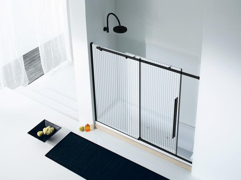 Badewannenaufsatz Velo cm 170 H150 Schiebetür links aus Kristallglas mit Siebdruck, Profile Schwarz matt | IperCeramica Badewannenaufsatz Velo cm 170 H150 Schiebetür links aus Kristallglas mit Siebdruck, Profile Schwarz matt | IperCeramica