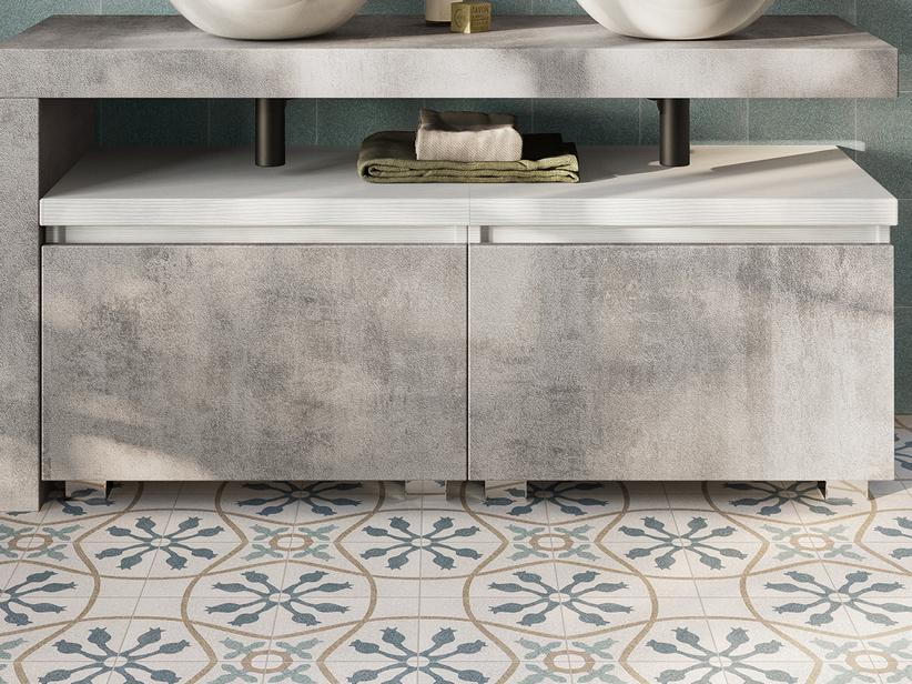 Badezimmerschrank Qubo Standversion 140 cm Zementoptik Oxidgrau mit Platte in Holzoptik Weiß Matrix und 2 Füßen Chrom | IperCeramica Badezimmerschrank Qubo Standversion 140 cm Zementoptik Oxidgrau mit Platte in Holzoptik Weiß Matrix und 2 Füßen Chrom | IperCeramica