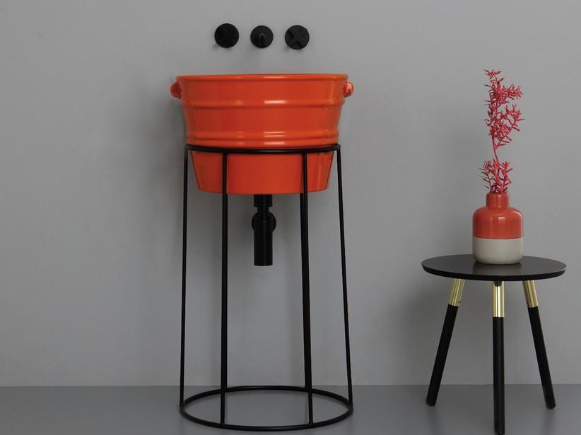 Meuble de salle de bains Bacile vasque orange brillant et support en métal noir mat | IperCeramica Meuble de salle de bains Bacile vasque orange brillant et support en métal noir mat | IperCeramica