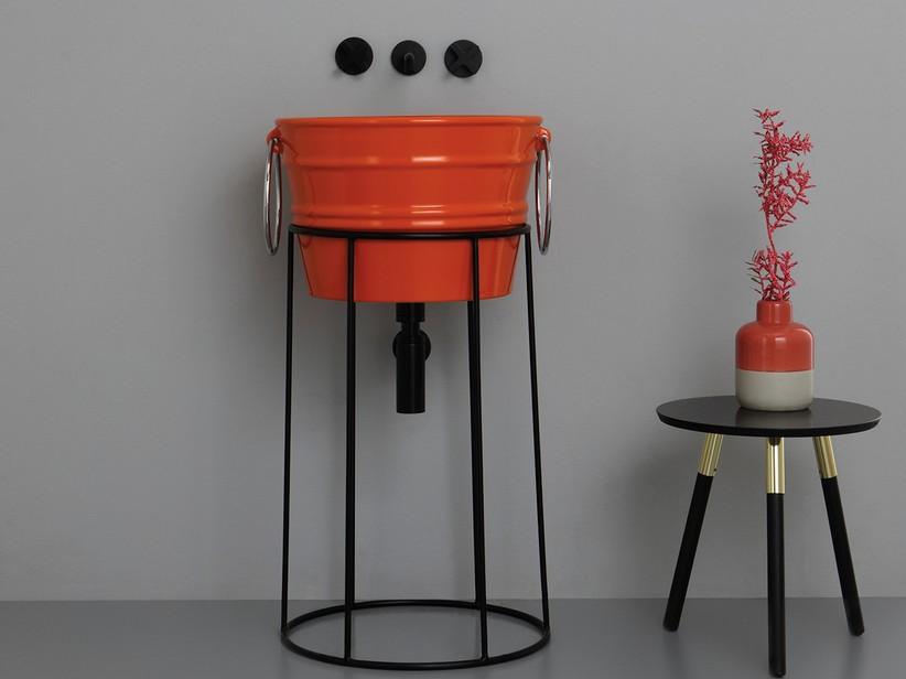 Meuble de salle de bains Bacile vasque orange brillant avec anneaux et support en métal noir mat | IperCeramica Meuble de salle de bains Bacile vasque orange brillant avec anneaux et support en métal noir mat | IperCeramica