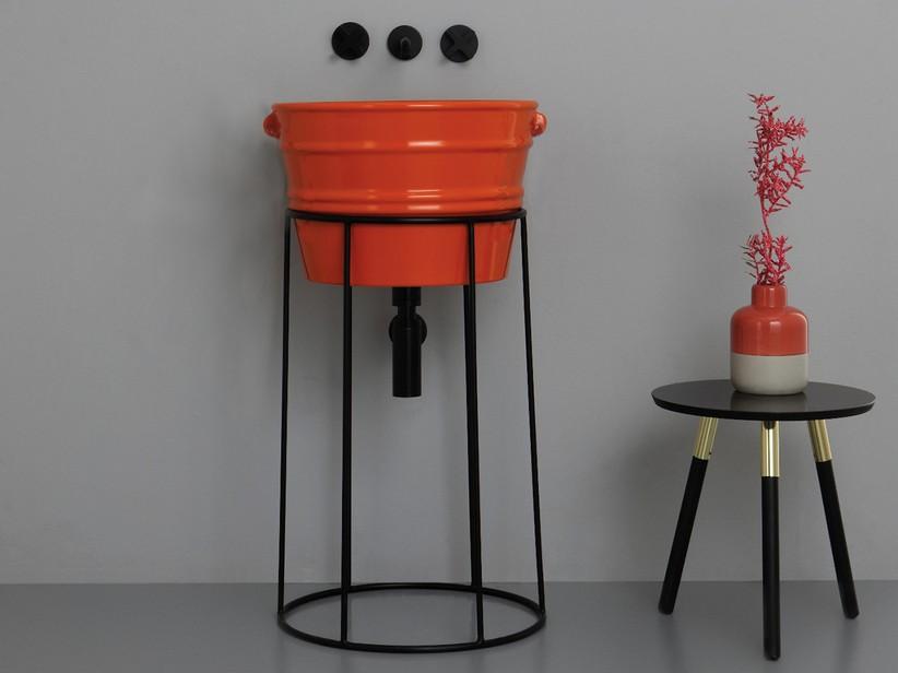 Bacile Midi vasque orange brillant et support en métal noir mat | IperCeramica Bacile Midi vasque orange brillant et support en métal noir mat | IperCeramica