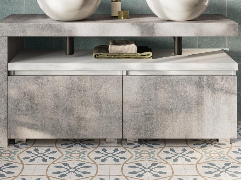 Meuble tiroir Qubo 140 cm effet ciment gris oxyde avec plan lavabo effet bois blanc Matrix, 4 pieds chr. | IperCeramica Meuble tiroir Qubo 140 cm effet ciment gris oxyde avec plan lavabo effet bois blanc Matrix, 4 pieds chr. | IperCeramica