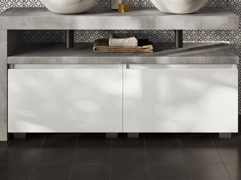 Meuble tiroir Qubo 140 cm effet bois blanc Matrix avec plan lavabo effet ciment gris oxyde, 2 pieds chr. | IperCeramica Meuble tiroir Qubo 140 cm effet bois blanc Matrix avec plan lavabo effet ciment gris oxyde, 2 pieds chr. | IperCeramica